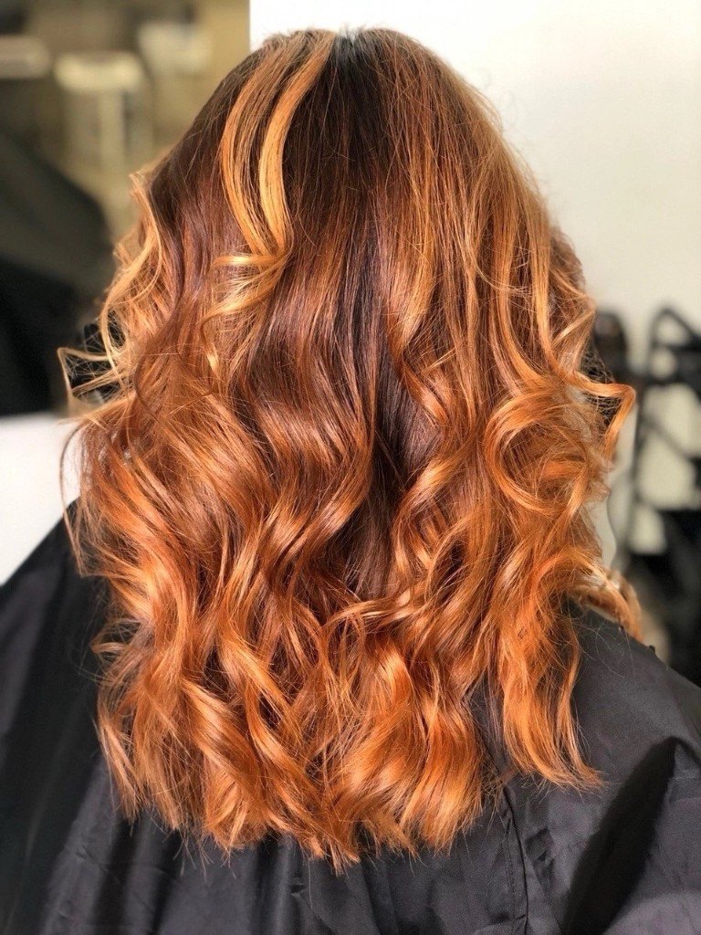 Медное окрашивание с объёмными волнами, вид со спины